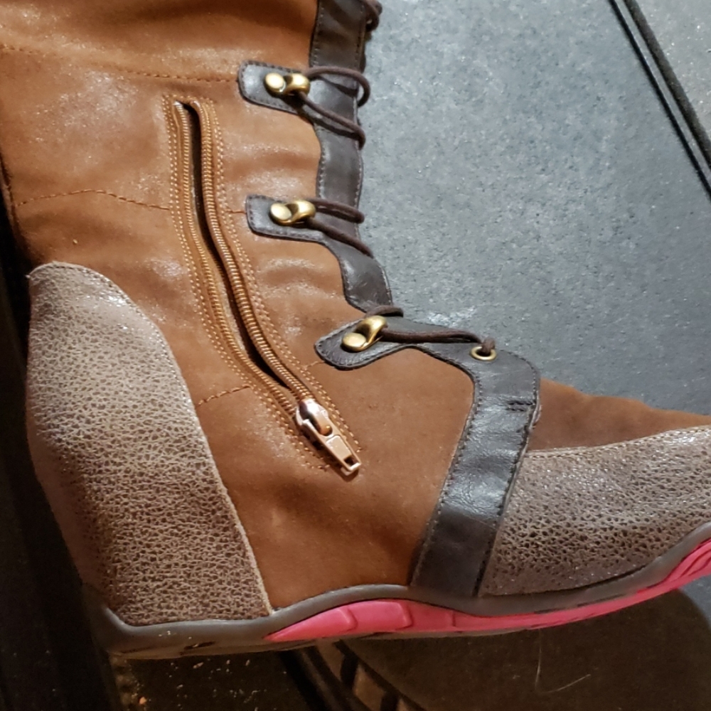 Boots - Picture 4 of 5